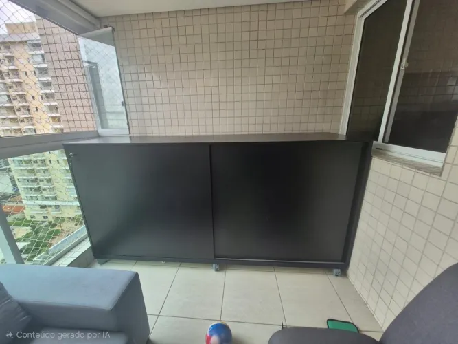 Armário preto com portas de correr sobre rodinhas