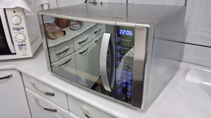 Forno de Micro-Ondas Electrolux MEC41- Inox - Blue Touch - Grill - 31l - 127V