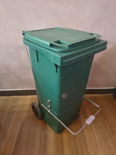 Lixeira/Coletor 240L com Pedal e Rodas - Resistente e Prática!