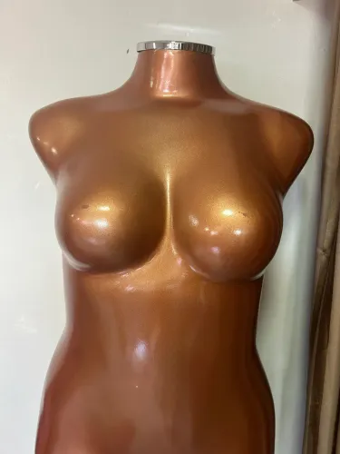Manequim plus size rosê gold