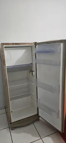 Geladeira (com defeito)
