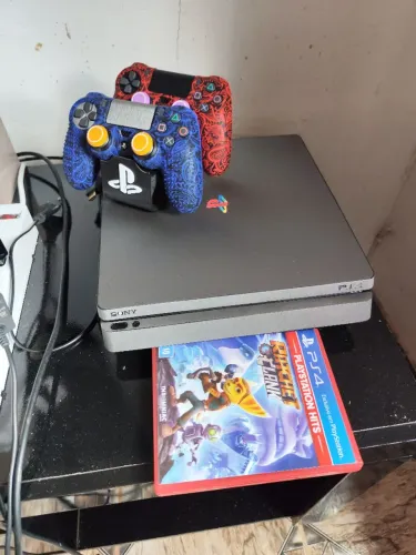 Vendo ps4 DESBLOQUEADO na 12.52 e 2 controles originais