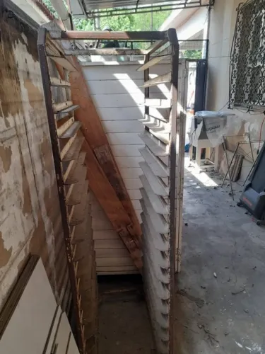 ARMÁRIO DE PÃO ESQUELETO