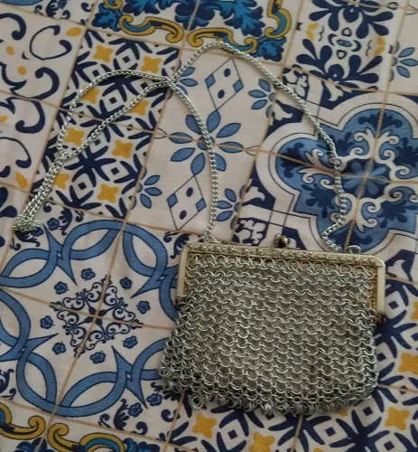 Bolsa vintage artesanal feita de argolinha de alumínio prateada