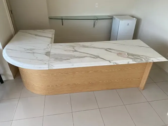 Mesa LUXO, grande com tampo de mármore Carrara, peça rara e muito bem conservada
