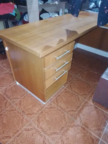 Vendo mesa. De L de escritório