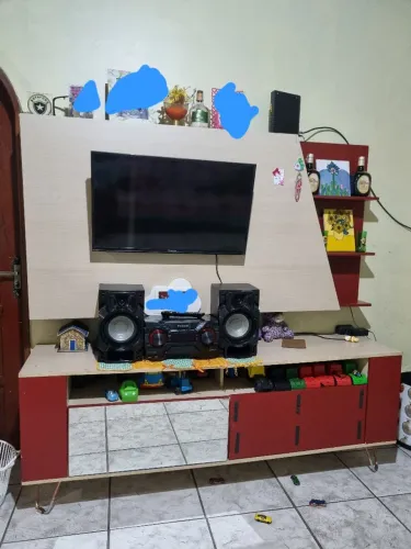 Vendo rack com painel para TV, com prateleiras laterais e bastante espaço para organização