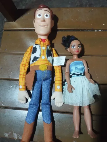 Moana e woody brinquedo 