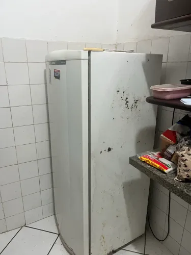 Geladeira Consul usada, com funcionamento normal de esfriamento e freezer