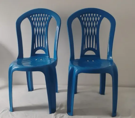 Cadeira de plástico azul
