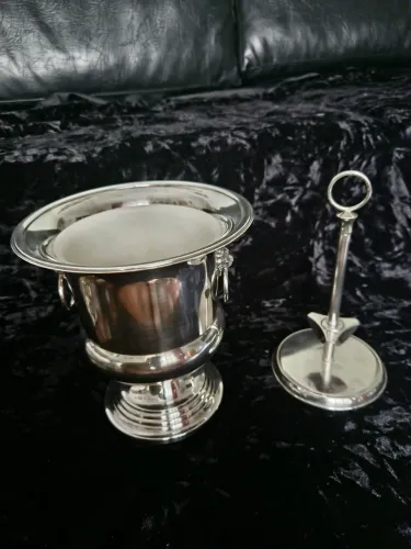 Conjunto Balde de Gelo e Marcador de Mesa em Metal Prateado