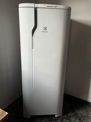 Geladeira Electrolux RE31 240L Conservada