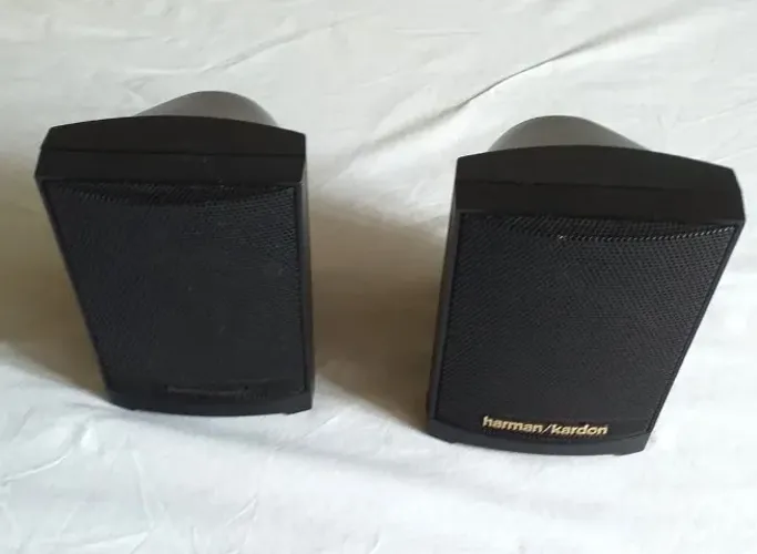 Caixas de som tipo satélite marca Harman Kardon. Usadas uma só vez como teste.