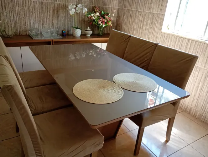 Mesa 6 cadeiras 1.300,00