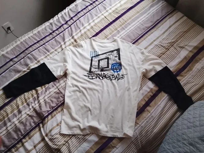 Camisa masculina streetwere preta e branca com manga preta preço negociável