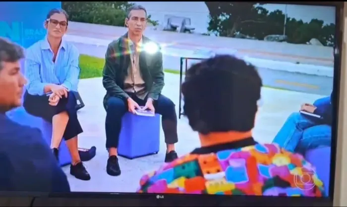 Vendo TV pra retirar peça. O deitou dela vai aparecer na foto