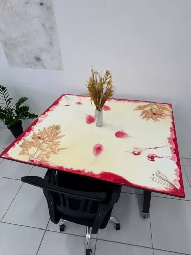 Mesa em MDF vitrificada