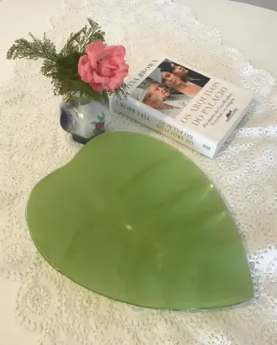 Travessa em vidro verde no formato de folha - elegante