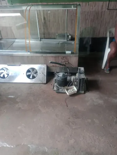 Vendo ou troco esse balcão de açougue
