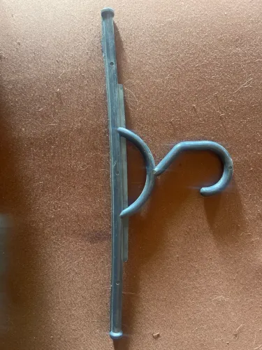 Cabide de plástico preto pequeno sem presilha 