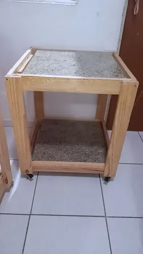 Móvel de madeira com pedra de granito  feito por carpinteiro 