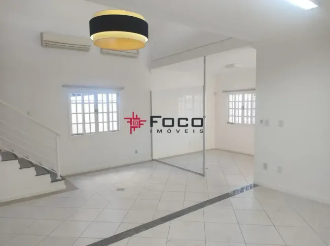 Sobrado Comercial 300m² - 04 Quartos - 04 Banheiros - 04 Vagas - Bairro Jd. Paraiso - SJC