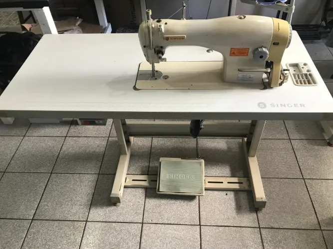 Máquina de costura reta industrial