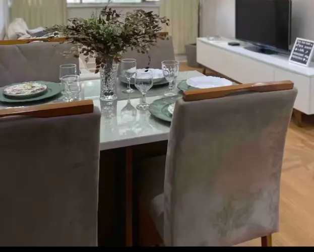 Mesa com 4 cadeiras 