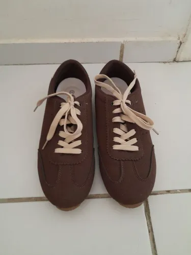 Tênis casual.