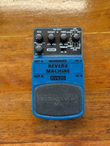 pedal de reverb Behringer RV600 Reverb Machine