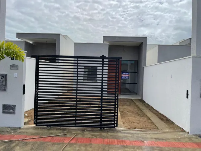 ALUGA-SE CASA MOBILIADA 