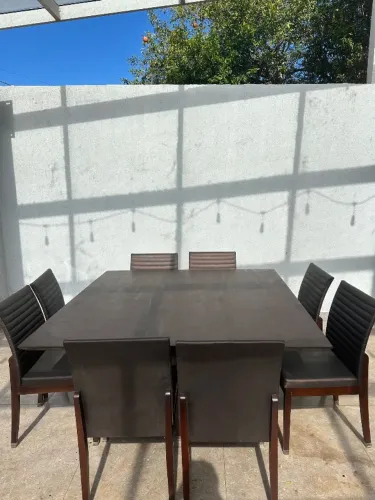 Mesa de jantar quadrada 1,50x1,50 com 8 cadeiras.