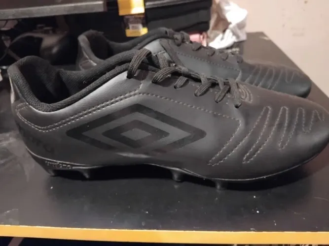 Chuteira de campo umbro n°40 muito nova na caixa