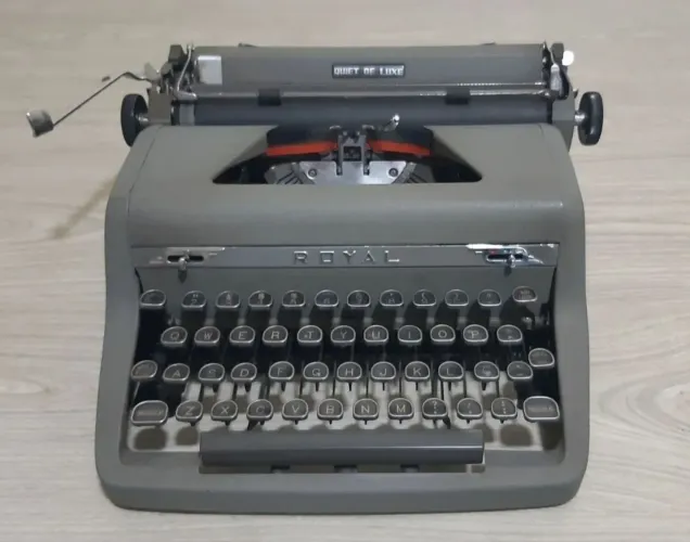 Antiga Máquina de Escrever Royal