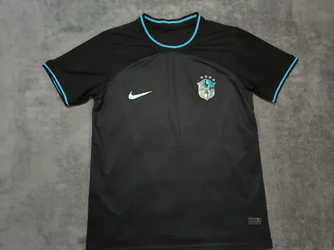 Camisa Brasil 2022 Retrô Nike Preta, tamanho M (52x73cm).