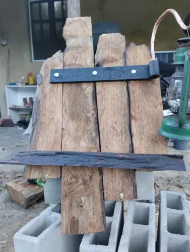 Prateleira Rústica Artesanal em Madeira, Ferro Maciço e Cobre