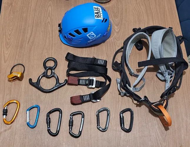 Kit Completo Escalada e Rapel - Cadeirinha, Capacete, Freios e Mosquetões