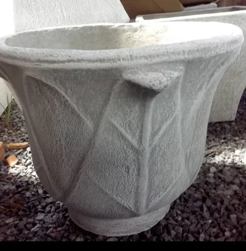 Vasos para jardins grande, pequeno e coluna, todos de cimento.