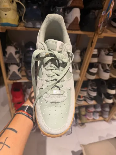 Este é um par de tênis Nike Air Force 1 '07