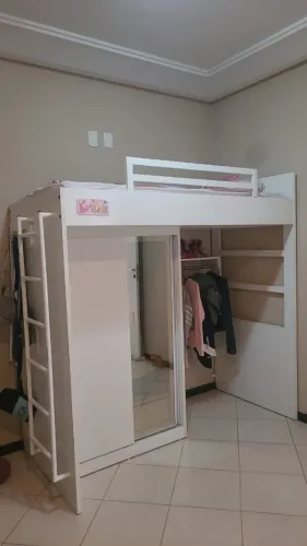 Conjunto de marcenaria de alto padrão de cama e guarda-roupas acoplados