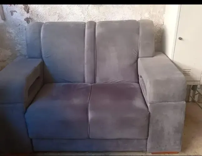 Vendo sofá de dois lugares novos e dois puffs