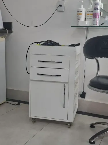 Lavatório de salão/ Esterelizador/ nincho de esmalte e um carrinho.