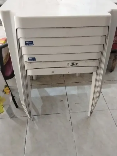 Vende se mesas de plástico branca