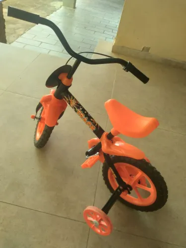 Bicicleta infantil track aro12 em excelente estado.