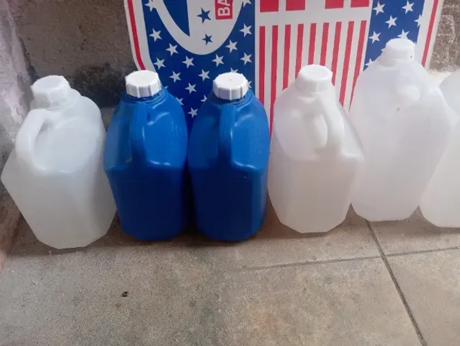 Galões de gasolina