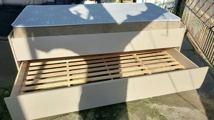 Cama de solteiro com auxiliar