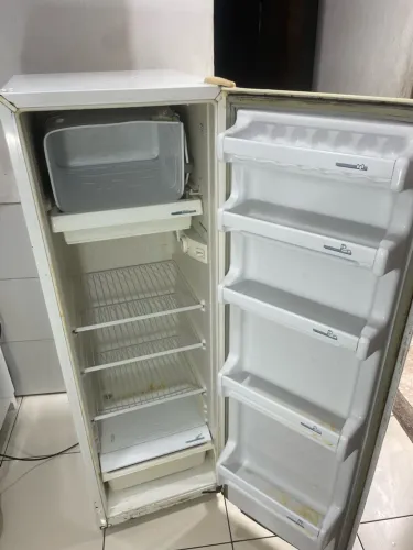 Geladeira Usada em bom Estado - 231 Litros