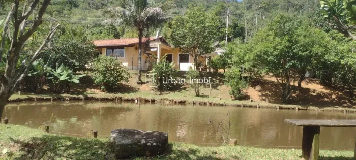 Sítio com 98.000 m² cachoeiras, açudes, estrutura para restaurante Conservatória