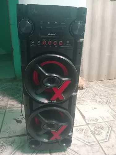 Eu estou vendendo.esta caixa de som anvox. 1000wRMS.Ela tem entrada pra pedrave.microfone