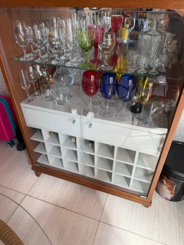 CRISTALEIRA SEMI NOVA